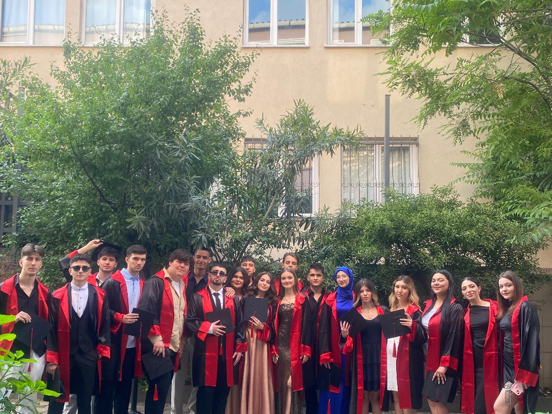 Geleceğe Yolculuk: 12. Sınıf Mezunlarımızı Kutluyoruz!